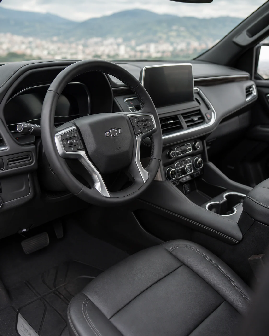 Driver’s seat of the Chevrolet Tahoe: steering wheel, centre screen and gear lever.